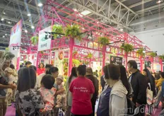 Brighten’s booth attracts many people, especially on the last day of the show, final consumers want to buy flowers