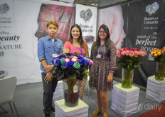 Paola Tapia, Kyastin Gonzaga & HO Thanh Huy with Rosas de Corazon, showing their Premium Ecuatorian Roses.