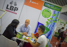 As part of the expansion of its activities in East Asia, HortiLand took part in the HortEx Vietnam 22019. In the photo Stan Fijnaut with Hortiland explains to growers about the fertilisers the company offers.