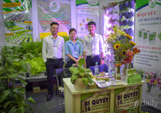 The team with Thuoc Duong Hoa Tuoi presented solutions to endure the life of cut flowers.  