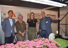 Hein de Brouwer, Mirjam Smulders, Anouk and Ronald Gronsveld promoting a ‘sunlight’ spectrum.