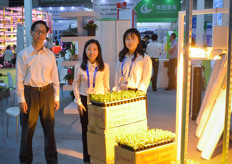 Zhou TOng, Guo Meini & Lily Wan with Ushio. 