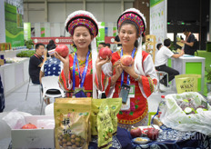 Presenting pomegranates in the traditional way! 