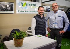 Baptiste DeBruyne with Traita Service in the photo with Tom Zwanenburg with Van der Waay. If you look carefully at the photo on the left, you see the greenhouse roof cleaner!