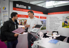 Pascal van Soest (Vostermans Ventilation) explaining all about the Multifan solutions to a visitor of the show