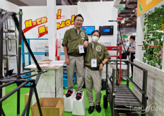 Takigen's employees were showing the various lifting solutions from manual to automated to make fruit picking more convenient. Ide Kaisuke on the left, is presenting the latest innovation. 