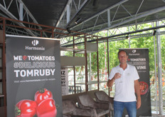 Paul van Dijck of Harmoniz Netherlands in the demo room with the Harmoniz tomatoes. Striking detail: the trusses used here. These were left over, and have given the interior an extra horticultural touch.