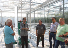 Explanation by Luke van Adrichem of Metazet on innovation MetaFIT. With it, you can install heating pipes without welding. On the right, Martin van Tol (LetsGrow.com), Martin van Zeijl (Bom Group) and Tom Zwinkels (Growers United/Bryte) listen attentively.