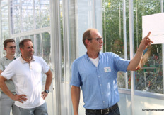 Pim Verkade (Verkade Klimaat) and Patrick Zuidgeest (Bestplant) listen to the explanation of the graphs shown by Ary de Jong of HortiTech.