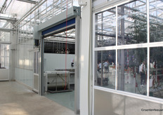 This high-speed door at MeerDeur was open for the occasion, but after the opening, the corridor to PROOF's greenhouses can be visited by appointment only. This way, innovative companies can take steps in peace.