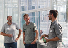 Freek Batist (Technokas) and Dolf van der Hoeven (Metazet) listen to Luke van Adrichem of Metazet during the tour.