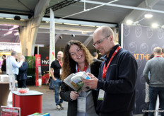 HortiDaily Guides could again be picked up at the stands of GroentenNieuws, AGF and HortiDaily. Here, Andrea van der Hoven explains to fair visitor Austin from Organifarms all he can find in the guids.