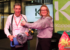 Filip van Langenhove and Rianne Lek demonstrate the Natutec Airobreez of Koppert.