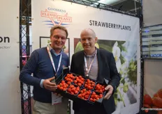 Klaas Niewold (Flevoplant) with Marcel Dings (Brookberries) presenting their strawberries grown under LED lighting.